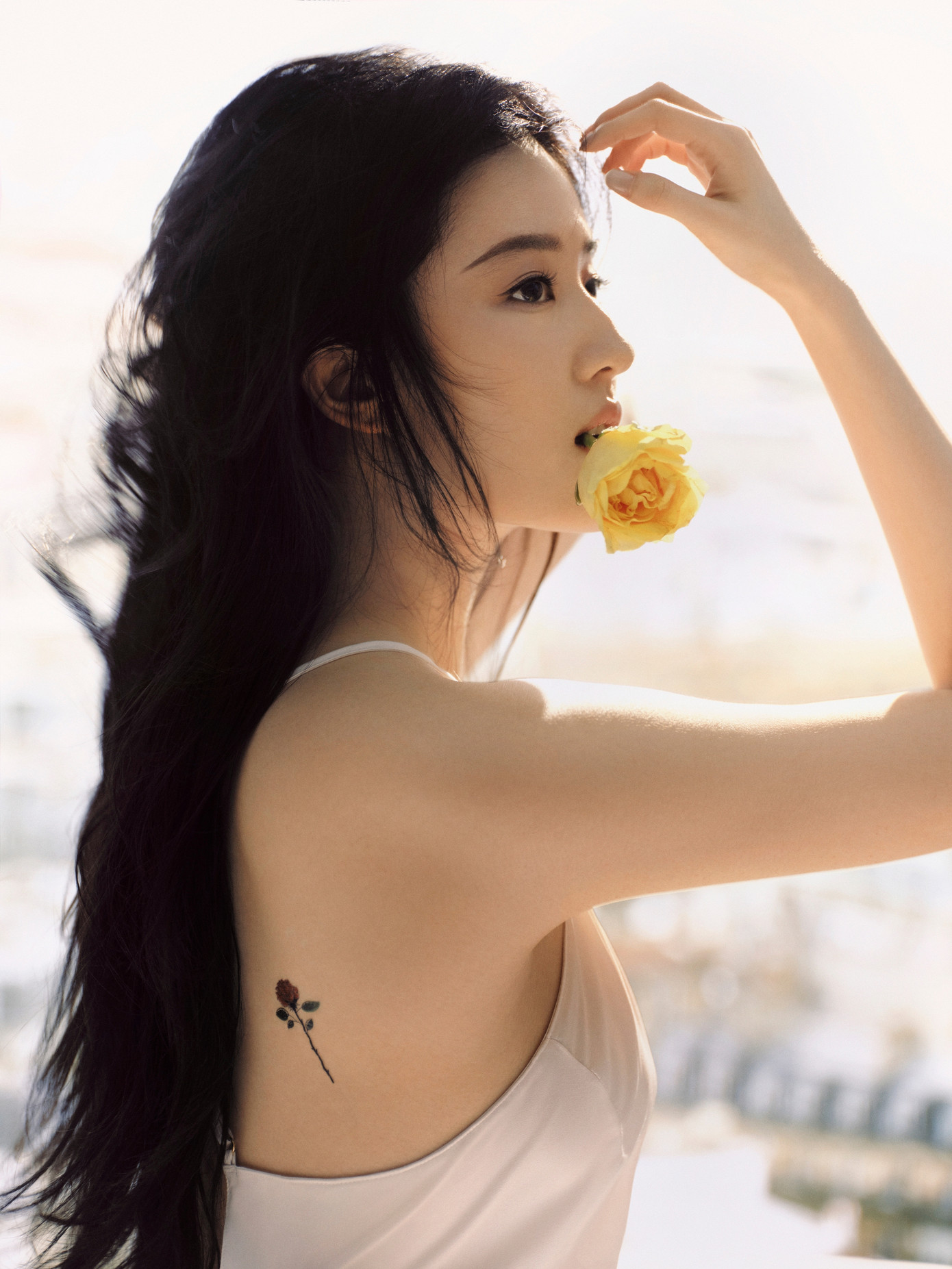 Tuy nhiên, việc Lưu Diệc Phi lần thứ ba lên bìa Vogue China phần nào khẳng định địa vị, sức ảnh hưởng của Lưu Diệc Phi tại giới giải trí Trung Quốc. Trước đó, chỉ có những đại hoa đán của màn ảnh xứ Trung gồm Trương Mạn Ngọc, Chương Tử Di, Châu Tấn và Phạm Băng Băng được lên trang bìa số tháng 9 quan trọng. Tuy nhiên, việc Lưu Diệc Phi lần thứ ba lên bìa Vogue China phần nào khẳng định địa vị, sức ảnh hưởng của Lưu Diệc Phi tại giới giải trí Trung Quốc. Trước đó, chỉ có những đại hoa đán của màn ảnh xứ Trung gồm Trương Mạn Ngọc, Chương Tử Di, Châu Tấn và Phạm Băng Băng được lên trang bìa số tháng 9 quan trọng.