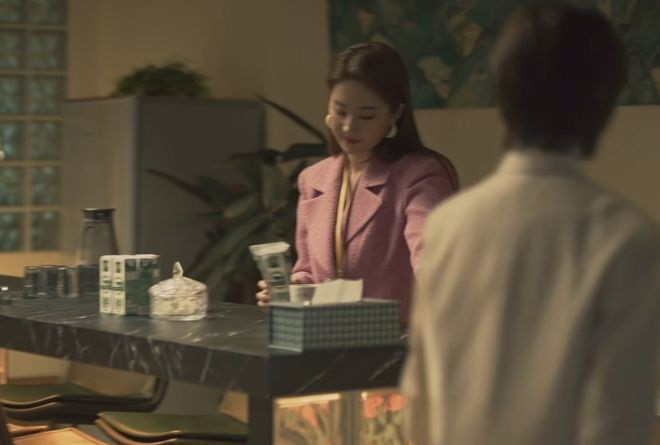 Trong cảnh quay Lưu Diệc Phi pha sữa cho sếp, thương hiệu sữa này ra mắt từ năm 2021 và hộp sữa mà cô sử dụng có sẵn thông tin được sản xuất năm 2023. Trong cảnh quay Lưu Diệc Phi pha sữa cho sếp, thương hiệu sữa này ra mắt từ năm 2021 và hộp sữa mà cô sử dụng có sẵn thông tin được sản xuất năm 2023.