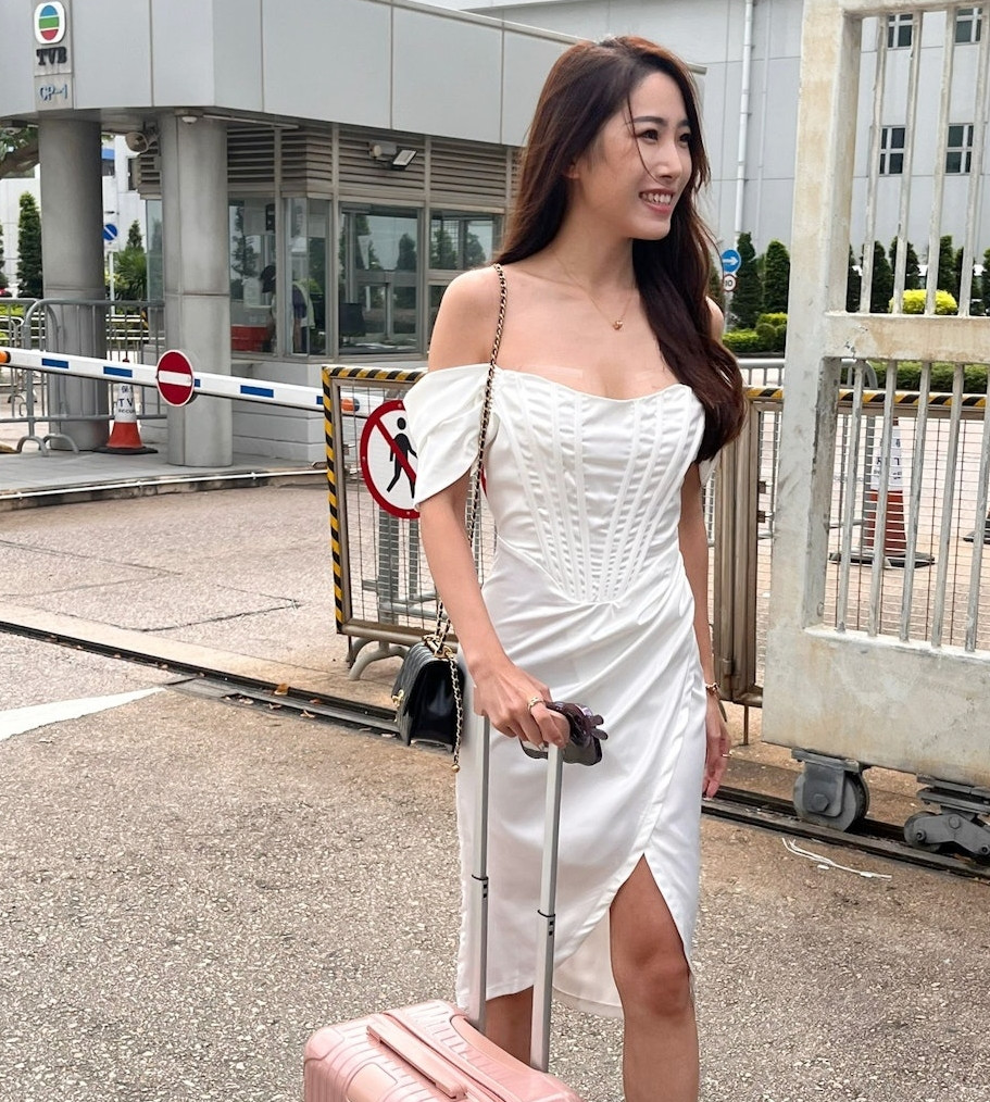 Caroline (trái) 26 tuổi đến từ Hạ Môn, Trung Quốc. Cô cho biết đã sống tại Hong Kong được 7 năm. Cô và Crystal (phải) đều quyết định rút lui sớm dù được đánh giá là ứng viên tiềm năng cho ngôi vị hoa hậu. Caroline (trái) 26 tuổi đến từ Hạ Môn, Trung Quốc. Cô cho biết đã sống tại Hong Kong được 7 năm. Cô và Crystal (phải) đều quyết định rút lui sớm dù được đánh giá là ứng viên tiềm năng cho ngôi vị hoa hậu.