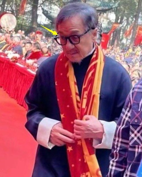 Thành Long gây bất ngờ với hình ảnh râu tóc bạc phơ. Trước đó một năm, nam diễn viên vẫn còn sung sức. Thành Long gây bất ngờ với hình ảnh râu tóc bạc phơ. Trước đó một năm, nam diễn viên vẫn còn sung sức.