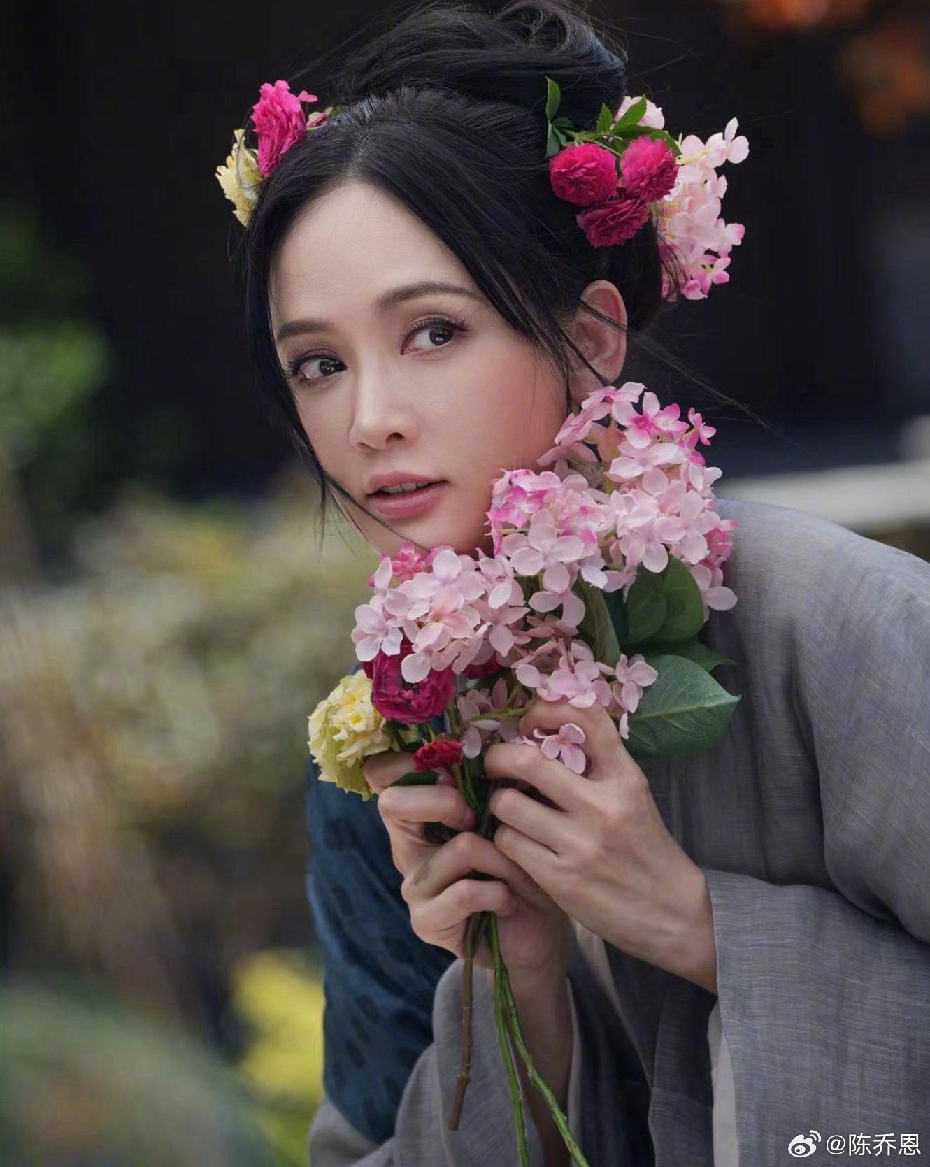 Vai diễn của Trần Kiều Ân tròn trịa tới những giây cuối cùng. Kết cục của nhân vật này là bị nữ chính Khương Lê vạch mặt mất hết danh dự, người tình chết khiến bà ta hóa điên. Dẫu vậy, hình ảnh điên dại của Trần Kiều Ân vẫn gây ấn tượng mạnh cho người xem. Trần Kiều Ân cũng không ngại đáp trả lại những bình luận chê cô đã già, da mặt không còn săn chắc như xưa: &quot;Nếu biết trước sẽ có nhiều cảnh cận mặt như vậy, thì tôi đã sớm đi mấy cái máy tập nâng kéo cơ gì đó từ 3 tháng trước rồi&quot;.