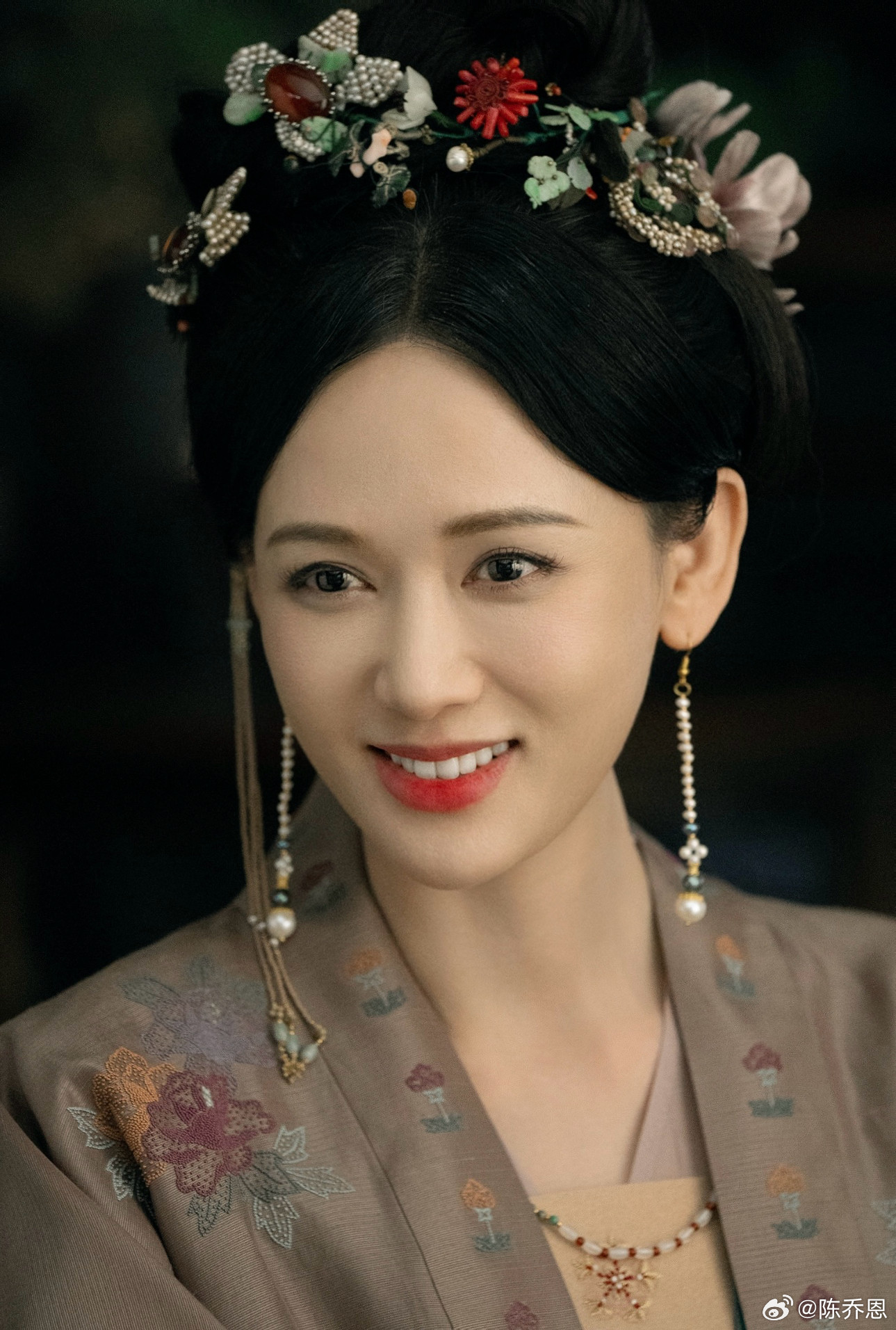 Bên cạnh đó, QQ còn đánh giá cao tinh thần chấp nhận mạo hiểm sống đúng với tuổi của Trần Kiều Ân. &quot;Ở độ tuổi nào thì đóng nhân vật đó dường như là yêu cầu quá khó với một số ngôi sao nổi tiếng. Vì để giữ được địa vị, để đóng nữ chính họ cố chấp diễn vai cưa sừng làm nghé. Trần Kiều Ân chấp nhận hiện thực rằng cô đã bước sang tuổi 45, dù tâm hồn trẻ trung tới đâu thì ngoại hình cũng đã không còn phù hợp để đóng thiếu nữ, do đó cô không ngại vào vai mẹ kế độc ác và Trần Kiều Ân đã cược thắng&quot;, QQ bình luận.