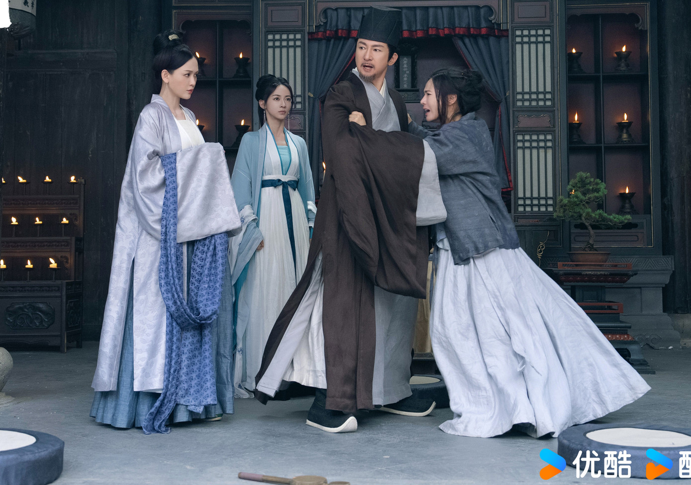 Nhân vật nữ chính Khương Lê là người chịu khổ cực nhất. Mẹ của nàng bệnh tình vốn đang khởi sắc nhưng bị Quý Thục Nhiên hãm hại qua đời. Bản thân nàng cũng bị mẹ kế lập kế phải tới Trinh Nữ Đường tu tập trong suốt 10 năm. Tới khi câu chuyện bắt đầu mở ra, Khương Lê gốc (do Dương Siêu Việt đóng) đã qua đời vì bị hành hạ. Sau đó nữ chính (Ngô Cẩn Ngôn đảm nhận) mới đóng giả thành Khương Lê quay lại báo thù.