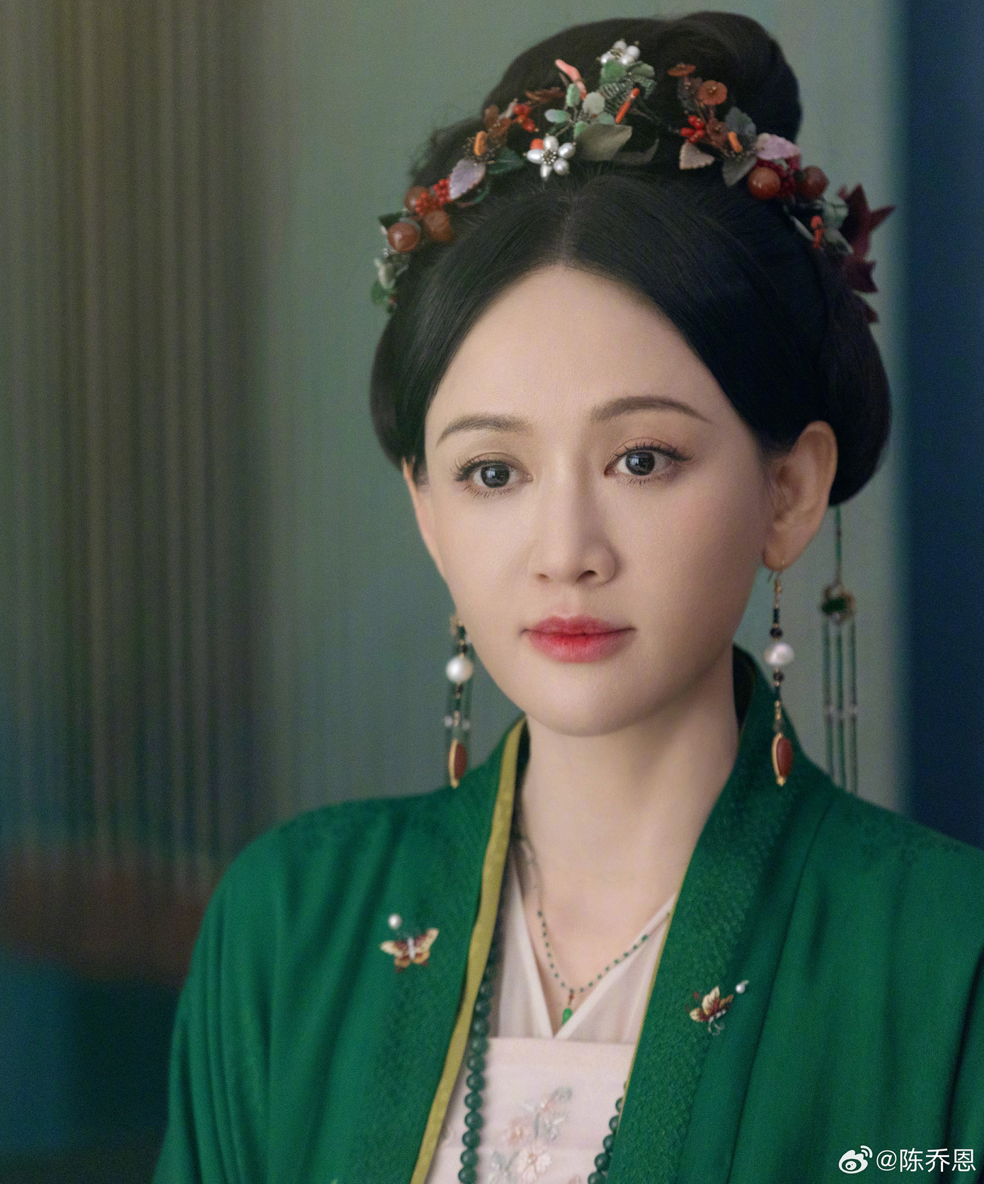 Bên cạnh đó, QQ còn đánh giá cao tinh thần chấp nhận mạo hiểm sống đúng với tuổi của Trần Kiều Ân. &quot;Ở độ tuổi nào thì đóng nhân vật đó dường như là yêu cầu quá khó với một số ngôi sao nổi tiếng. Vì để giữ được địa vị, để đóng nữ chính họ cố chấp diễn vai cưa sừng làm nghé. Trần Kiều Ân chấp nhận hiện thực rằng cô đã bước sang tuổi 45, dù tâm hồn trẻ trung tới đâu thì ngoại hình cũng đã không còn phù hợp để đóng thiếu nữ, do đó cô không ngại vào vai mẹ kế độc ác và Trần Kiều Ân đã cược thắng&quot;, QQ bình luận.