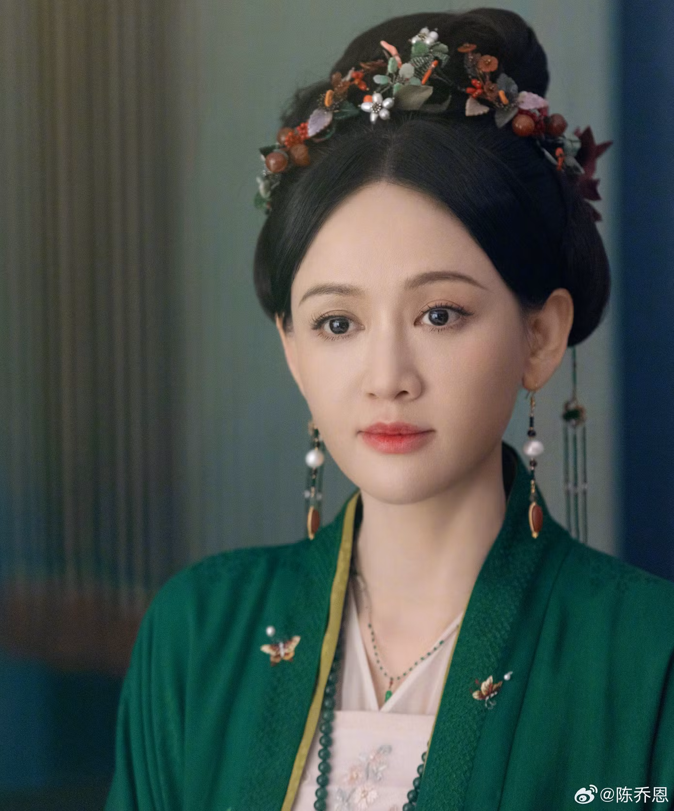 Bên cạnh đó, QQ còn đánh giá cao tinh thần chấp nhận mạo hiểm sống đúng với tuổi của Trần Kiều Ân. "Ở độ tuổi nào thì đóng nhân vật đó dường như là yêu cầu quá khó với một số ngôi sao nổi tiếng. Vì để giữ được địa vị, để đóng nữ chính họ cố chấp diễn vai cưa sừng làm nghé. Trần Kiều Ân chấp nhận hiện thực rằng cô đã bước sang tuổi 45, dù tâm hồn trẻ trung tới đâu thì ngoại hình cũng đã không còn phù hợp để đóng thiếu nữ, do đó cô không ngại vào vai mẹ kế độc ác và Trần Kiều Ân đã cược thắng", QQ bình luận.