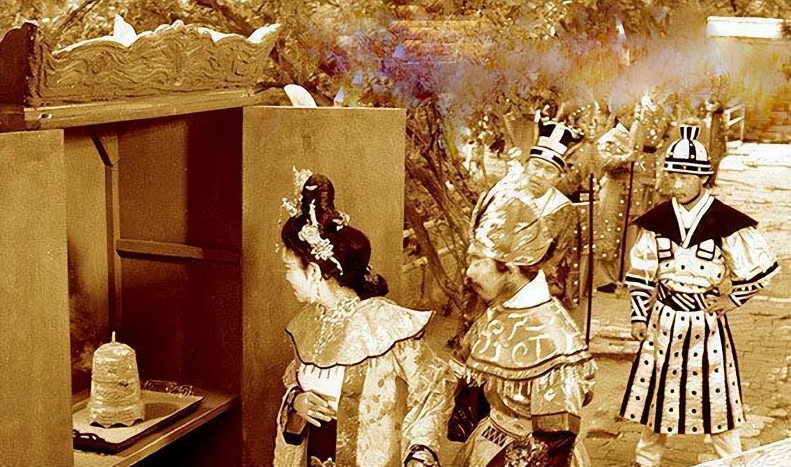 Đoàn phim lúc đầu sử dụng một chiếc chuông cũ để quay phim.