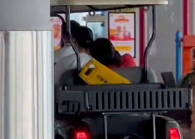 Vương Phi tựa đầu vào vai tình trẻ. Vương Phi tựa đầu vào vai tình trẻ.