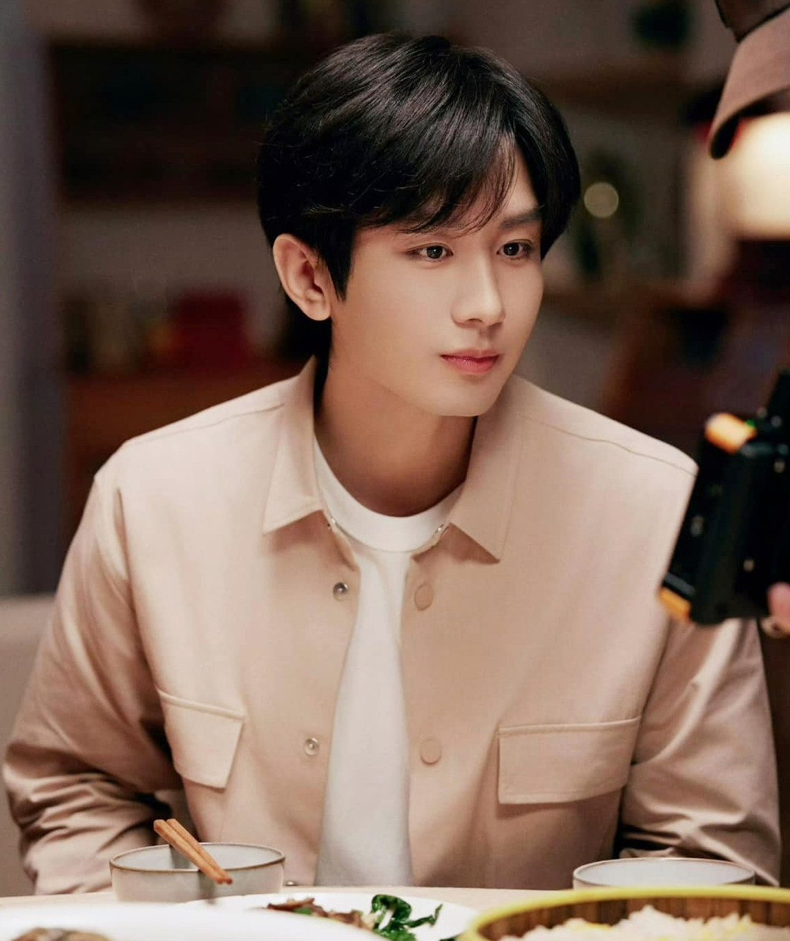 Nam thần cổ trang Thành Nghị với set quà tặng là nhiều thương hiệu mỹ phẩm đắt giá do anh làm người đại diện.