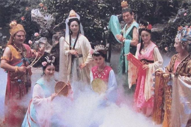 Thế giới thần tiên kỳ ảo trong Tây du ký 1986. Đến bây giờ, khán giả vẫn công nhận đây là tác phẩm xây dựng các vị tiên phật giống với những gì họ tưởng tượng nhất.
