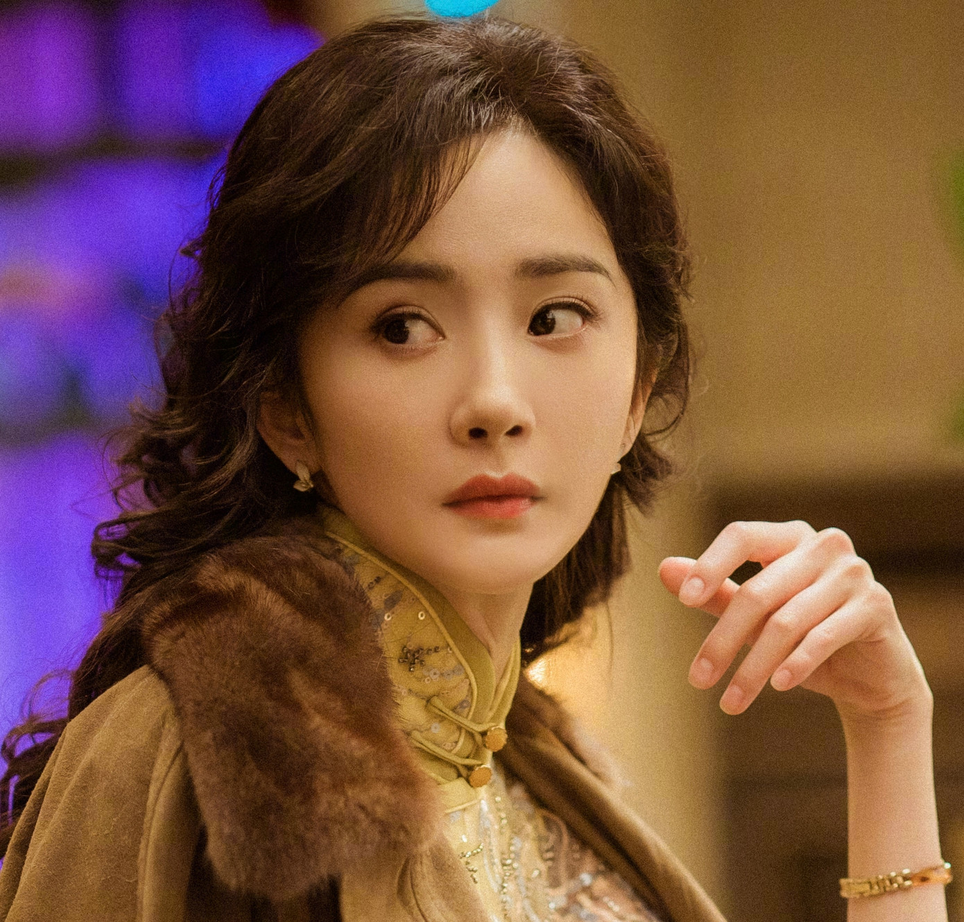 Dương Mịch và Triệu Lệ Dĩnh là đối thủ trong nhiều năm. Do đó, khi Dương Mịch có nhiều bài chê bai, danh tiếng tụt dốc, người hâm mộ cho rằng đây là chiêu trò bôi xấu của Triệu Lệ Dĩnh.