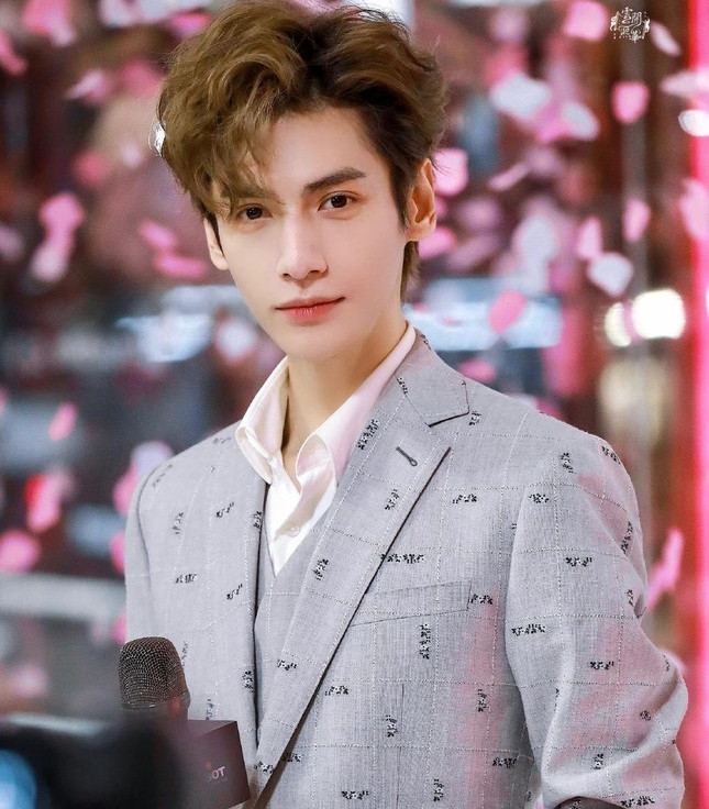 Cúc Tịnh Y và La Vân Hi là những ngôi sao đem lại nhiều lợi nhuận nhất cho công ty. Cúc Tịnh Y và La Vân Hi là những ngôi sao đem lại nhiều lợi nhuận nhất cho công ty.