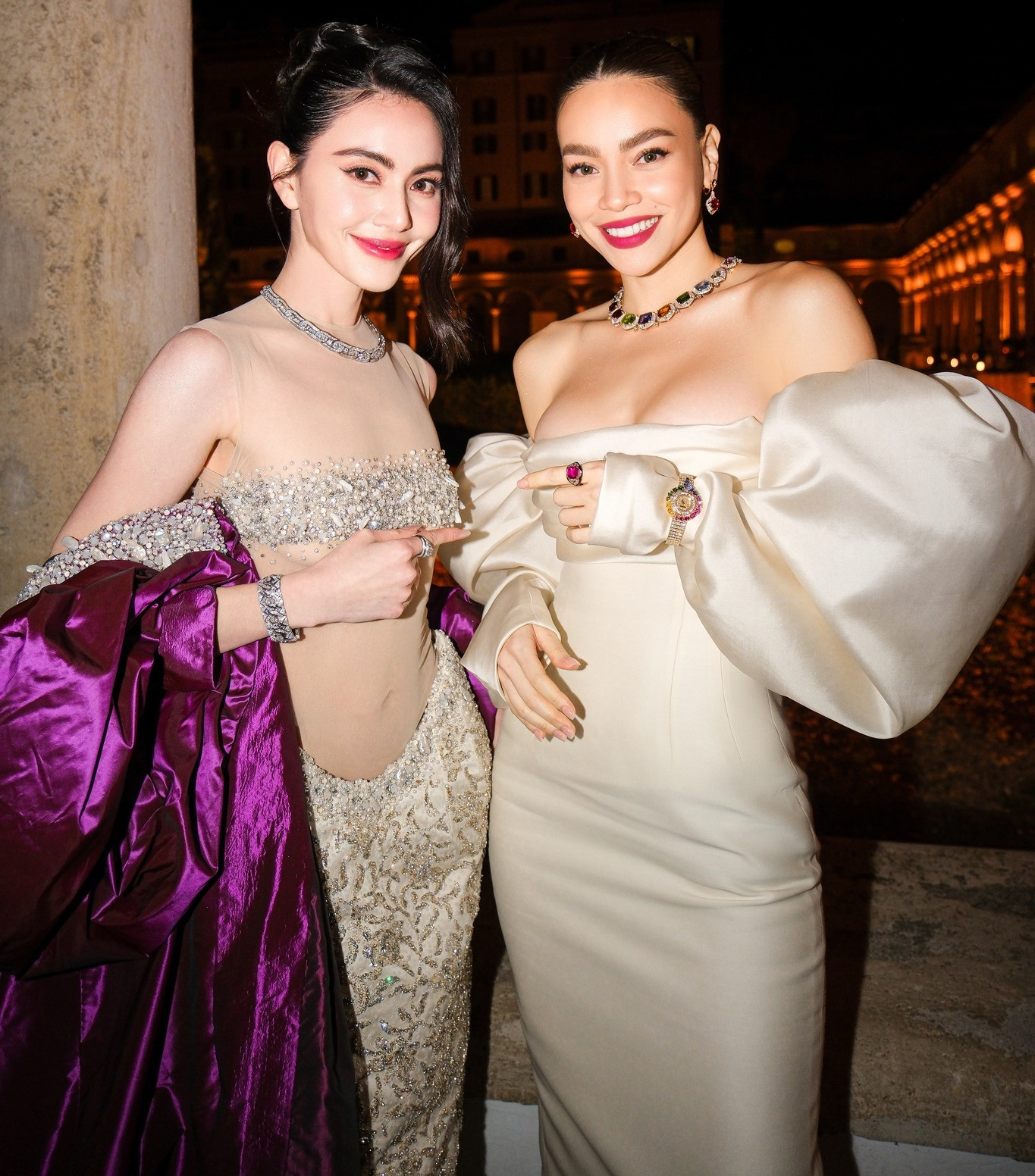 Mai Davika được đánh giá là ngôi sao có phong cách thời thượng, phá cách, gợi cảm nhưng không thô tục. Cô là người đại diện của nhiều thương hiệu thời trang quốc tế tại Thái Lan. Mai Davika cũng thuộc top 10 nữ diễn viên được trả cát-xê cao nhất xứ sở chùa vàng. Gần đây, Mai Davika tham gia show Tỷ tỷ đạp gió rẽ sóng 2024 tại Trung Quốc. Nữ diễn viên luôn xuất hiện với ngoại hình bắt mắt, nhận được sự yêu thích của khán giả xứ tỷ dân.