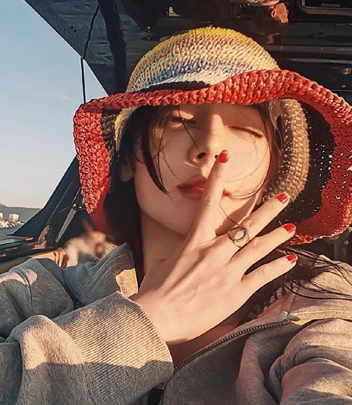 Địch Lệ Nhiệt Ba bị chê giả tạo khi sợ máy quay. Tạo hình của cô trong show bị đánh giá là lôi thôi.