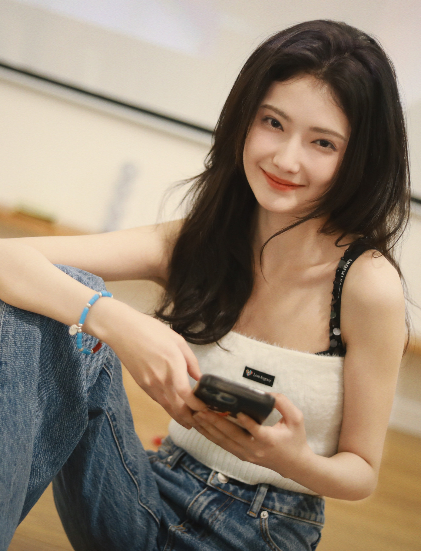 Việc đắp nặn khí chất, đặc điểm riêng của mỗi nhân vật là yêu cầu rất quan trọng trong diễn xuất. Hiện tại, nhiều ngôi sao nổi tiếng như Triệu Lộ Tư, Bạch Lộc, Dương Tử bị đánh giá là diễn xuất một màu, nhân vật nào cũng có bóng dáng của chính bản thân họ. Họ không phân tích rõ bối cảnh, thói quen của vai diễn, khóc cười chỉ theo yêu cầu của kịch bản mà thiếu khả năng xây dựng nhân vật hoàn chỉnh. Do đó, khi Gia Nại diễn được đặc trưng của các nhân vật dù thời lượng lên hình không nhiều, cô được giới chuyên môn đánh giá cao.