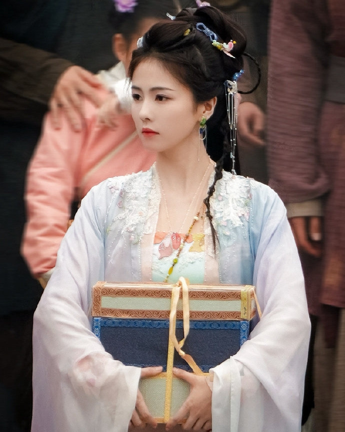 Theo Sohu, từ thời điểm bắt đầu khai máy, dự án Bạch nguyệt phạn tinh do Bạch Lộc và Ngao Thụy Bằng đóng chính đã nhận được nhiều sự quan tâm của khán giả. Mỗi tạo hình mới của Bạch Lộc đều nhận được đánh giá cao giúp nữ diễn viên tỏa sáng. Trong đó, nhà thiết kế trang phục Dịch Tiểu Nhã đã khéo léo lồng các chi tiết đặc điểm của nhân vật vào tạo hình. Thậm chí, khán giả còn cho rằng trang phục đẹp của phim đã giúp thăng hạng nhan sắc Bạch Lộc. Theo Sohu, từ thời điểm bắt đầu khai máy, dự án Bạch nguyệt phạn tinh do Bạch Lộc và Ngao Thụy Bằng đóng chính đã nhận được nhiều sự quan tâm của khán giả. Mỗi tạo hình mới của Bạch Lộc đều nhận được đánh giá cao giúp nữ diễn viên tỏa sáng. Trong đó, nhà thiết kế trang phục Dịch Tiểu Nhã đã khéo léo lồng các chi tiết đặc điểm của nhân vật vào tạo hình. Thậm chí, khán giả còn cho rằng trang phục đẹp của phim đã giúp thăng hạng nhan sắc Bạch Lộc.