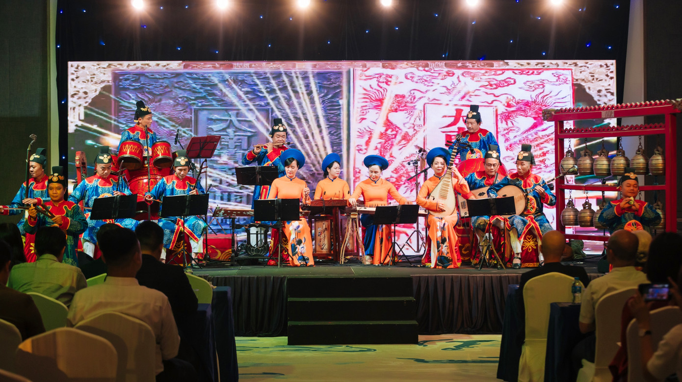 Các nhạc cụ phương Tây sẽ kết hợp với nhạc cụ dân tộc. Các nhạc cụ phương Tây sẽ kết hợp với nhạc cụ dân tộc.