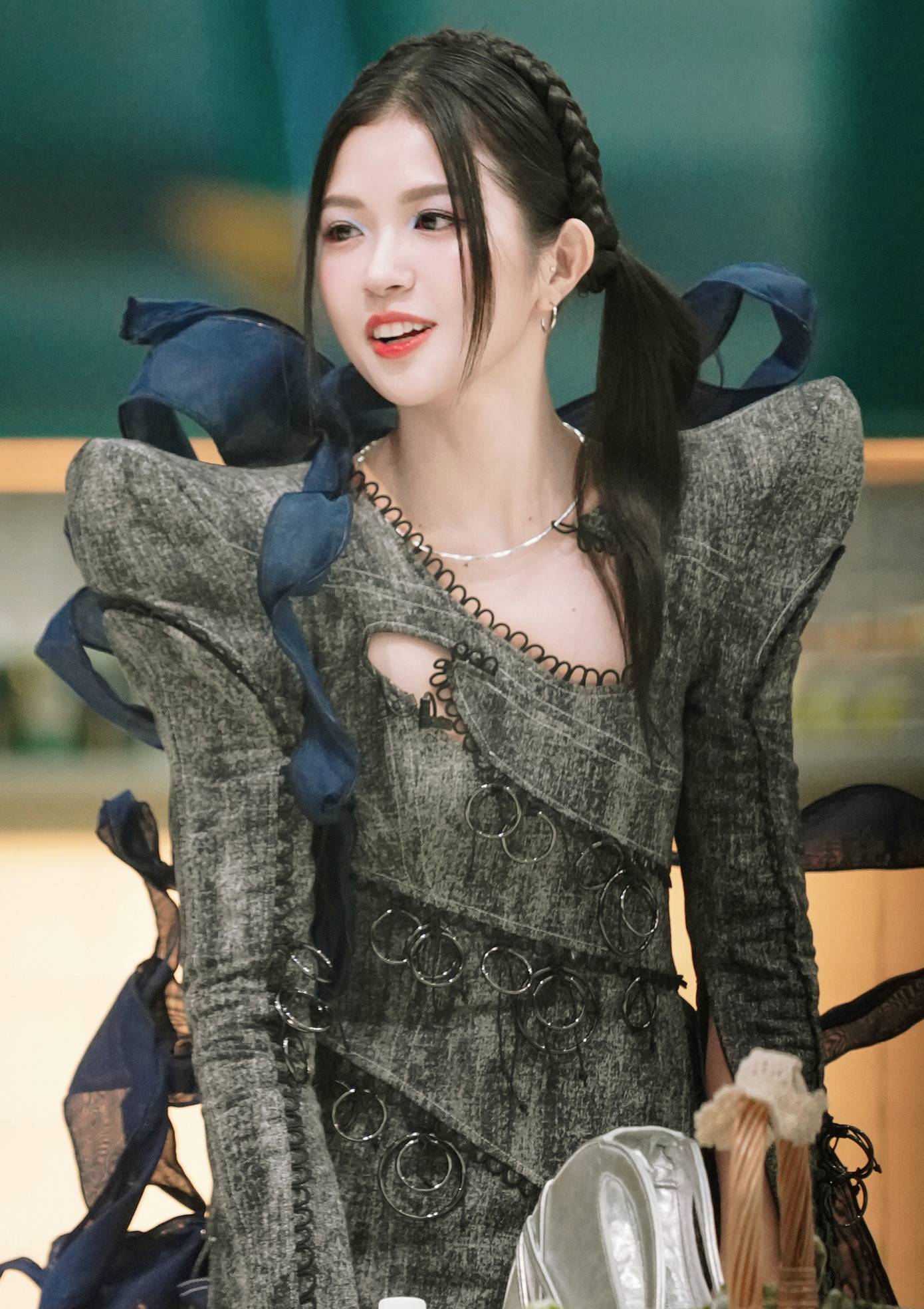 Suni Hạ Linh bị đánh giá là đầu tư sai lầm khi chọn phong cách cá tính không phù hợp với khí chất ngọt ngào.