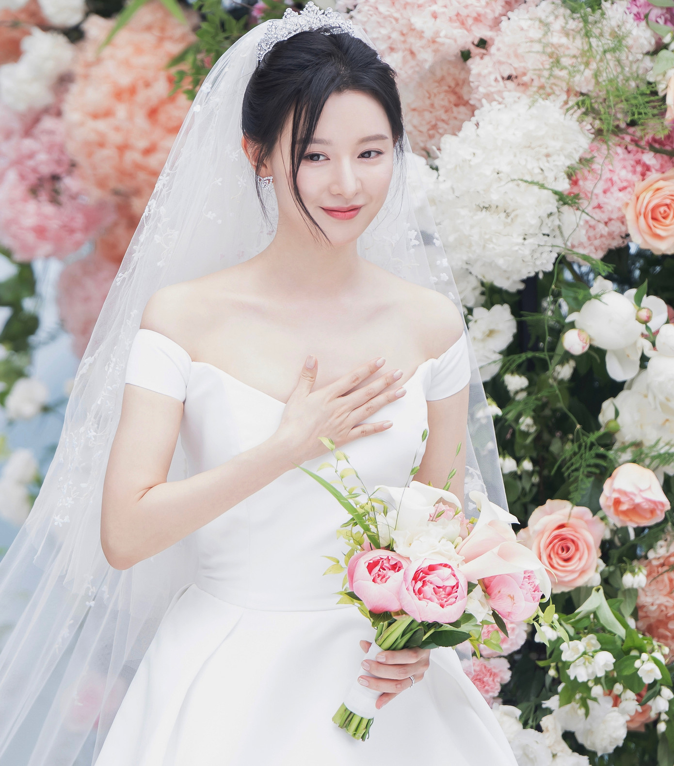 Naver đưa tin bộ phimNữ hoàng nước mắt (Queen of Tears) do nữ diễn viên Kim Ji Won và tài tử Kim Soo Hyun đóng chính đang gây sốt với khán giả yêu thích phim Hàn Quốc. Ngay từ khi dự án công khai diễn viên, sự kết hợp của hai ngôi sao tài năng, ngoại hình đẹp đã nhận được tình cảm ủng hộ của khán giả. Đặc biệt, Kim Ji Won được cho là rất hợp với vai diễn tiểu thư tài phiệt nhờ thần thái sang chảnh, quyến rũ, học thức của cô.