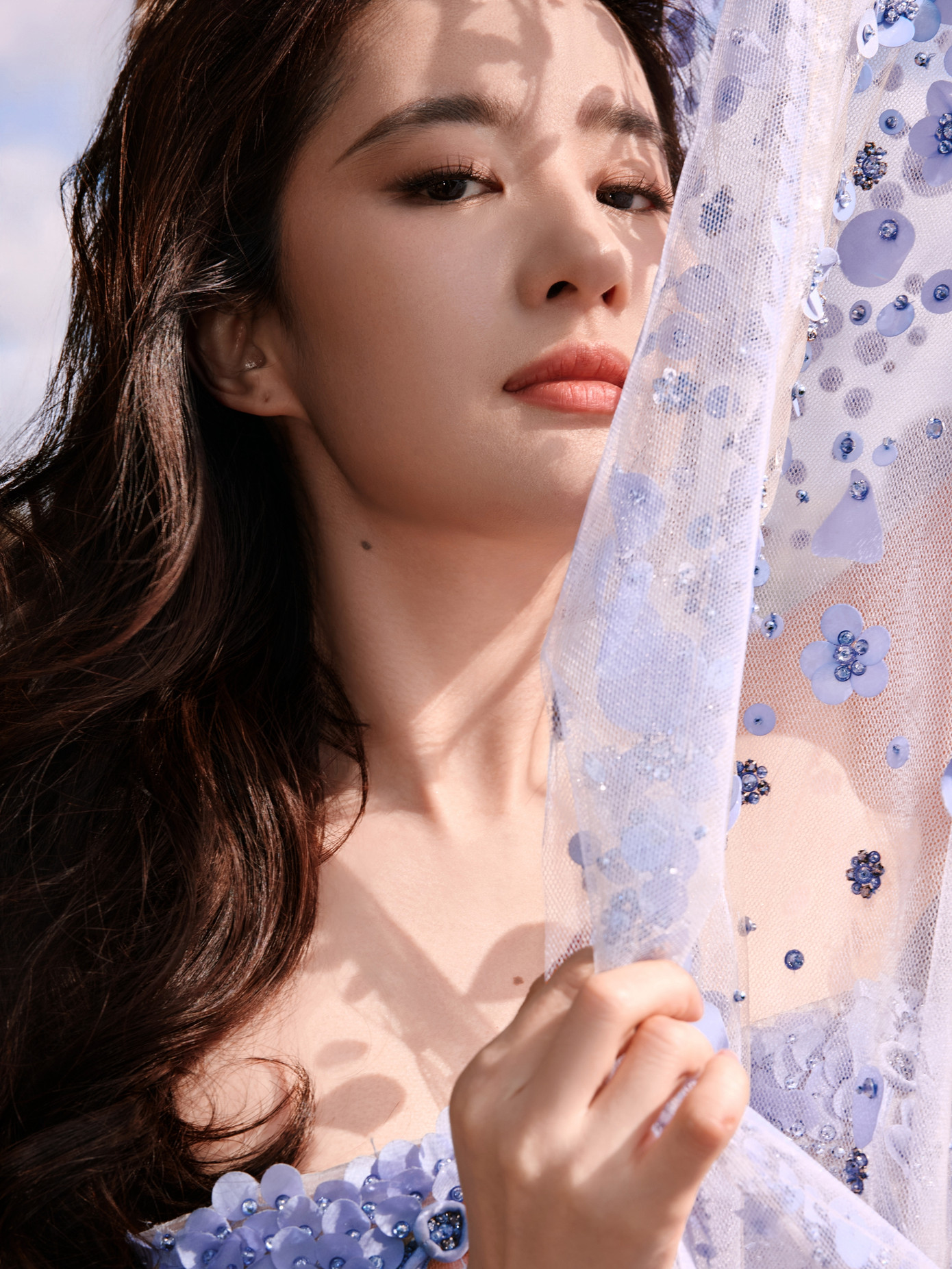 Sai lầm khác của Lưu Diệc Phi trong sự kiện ngày 21/5 là trang điểm đậm và búi tóc gọn sau đầu. Cách làm tóc này khiến nữ diễn viên già dặn hơn. Tuy nhiên, trong sự kiện mới, nữ diễn viên đã có những thay đổi. Sai lầm khác của Lưu Diệc Phi trong sự kiện ngày 21/5 là trang điểm đậm và búi tóc gọn sau đầu. Cách làm tóc này khiến nữ diễn viên già dặn hơn. Tuy nhiên, trong sự kiện mới, nữ diễn viên đã có những thay đổi.