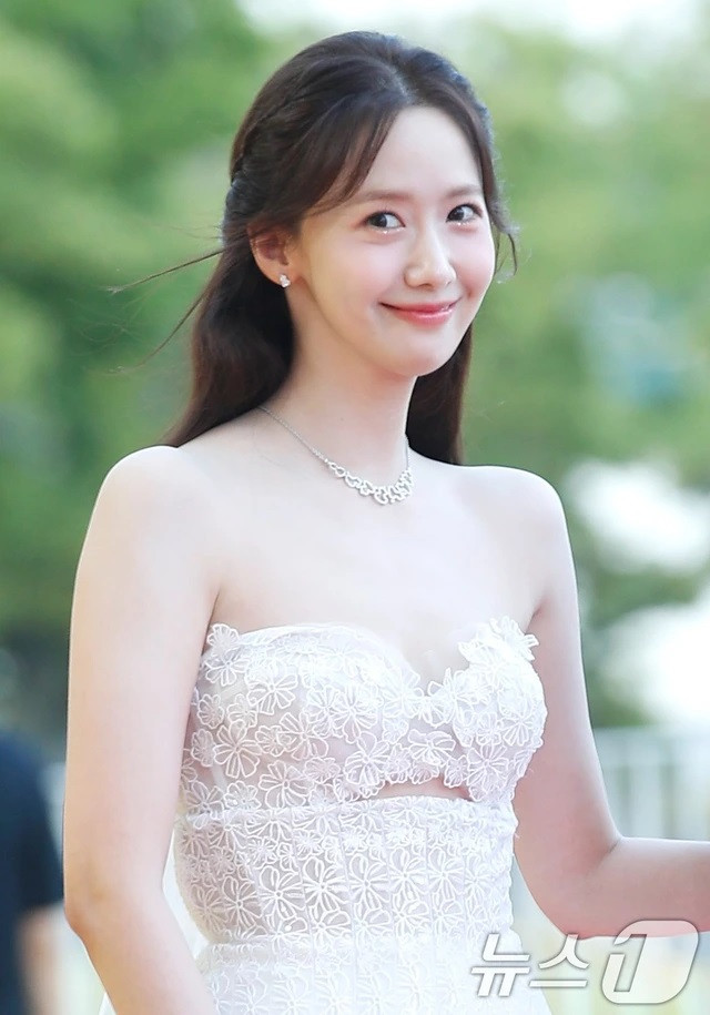 Tối 19/7, Lễ trao giải thưởng truyền hình Rồng Xanh lần thứ 3 (3rd Blue Dragon Series Awards) có sự tham gia của gần 100 nghệ sĩ Hàn Quốc như Song Hye Kyo, Chun Woo Hee, Yoona - Tiffany (SNSD), Park Bo Young, Han Hyo Joo, Ryu Jun Yeol, Im Si Wan, Choi Hyun Wook, Miyeon (G)I-DLE... Trong đó, nổi bật nhất là "center quốc dân" YoonA.