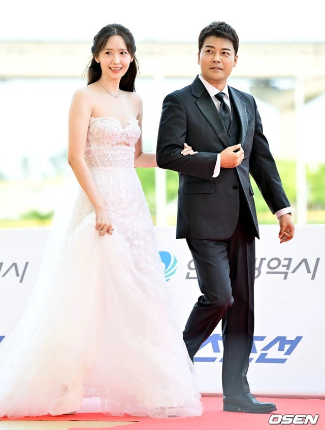 Tối 19/7, Lễ trao giải thưởng truyền hình Rồng Xanh lần thứ 3 (3rd Blue Dragon Series Awards) có sự tham gia của gần 100 nghệ sĩ Hàn Quốc như Song Hye Kyo, Chun Woo Hee, Yoona - Tiffany (SNSD), Park Bo Young, Han Hyo Joo, Ryu Jun Yeol, Im Si Wan, Choi Hyun Wook, Miyeon (G)I-DLE... Trong đó, nổi bật nhất là "center quốc dân" YoonA.