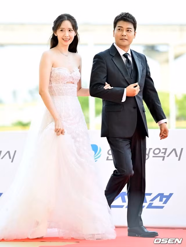 Tối 19/7, Lễ trao giải thưởng truyền hình Rồng Xanh lần thứ 3 (3rd Blue Dragon Series Awards) có sự tham gia của gần 100 nghệ sĩ Hàn Quốc như Song Hye Kyo, Chun Woo Hee, Yoona - Tiffany (SNSD), Park Bo Young, Han Hyo Joo, Ryu Jun Yeol, Im Si Wan, Choi Hyun Wook, Miyeon (G)I-DLE... Trong đó, nổi bật nhất là "center quốc dân" YoonA. Tối 19/7, Lễ trao giải thưởng truyền hình Rồng Xanh lần thứ 3 (3rd Blue Dragon Series Awards) có sự tham gia của gần 100 nghệ sĩ Hàn Quốc như Song Hye Kyo, Chun Woo Hee, Yoona - Tiffany (SNSD), Park Bo Young, Han Hyo Joo, Ryu Jun Yeol, Im Si Wan, Choi Hyun Wook, Miyeon (G)I-DLE... Trong đó, nổi bật nhất là "center quốc dân" YoonA.