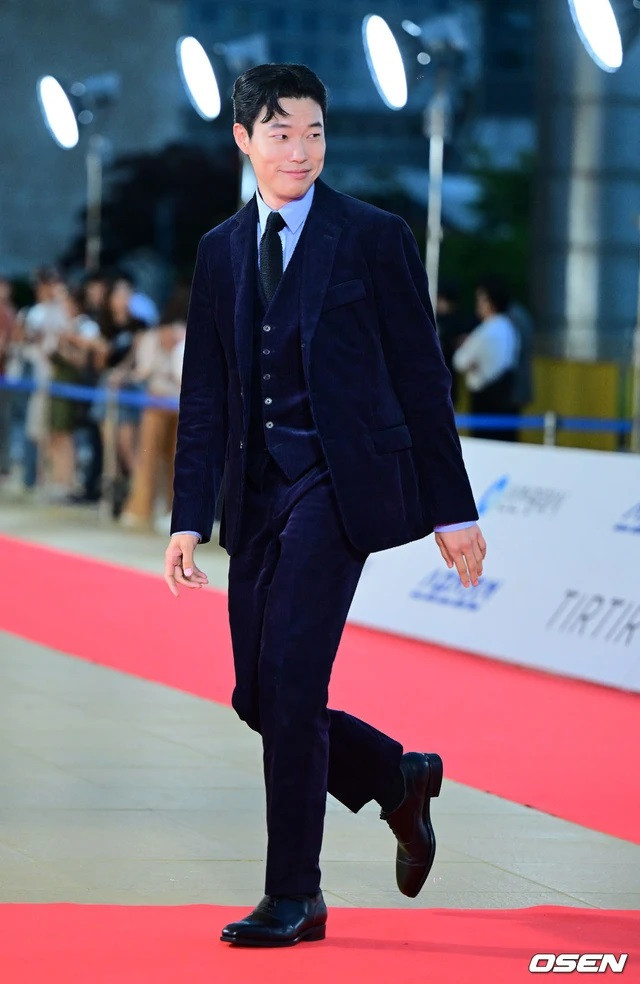 Ryu Jun Yeol (trái) tái xuất lễ trao giải Rồng Xanh sau lùm xùm tình ái tay ba với Han So Hee - Hyeri. Ngoài ra, lễ trao giải còn có sự góp mặt của nam diễn viên Choi Hyun Wook, nổi tiếng với phim học đường Dưa hấu lấp lánh.