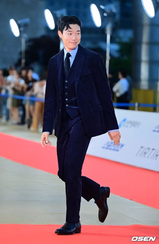 Ryu Jun Yeol (trái) tái xuất lễ trao giải Rồng Xanh sau lùm xùm tình ái tay ba với Han So Hee - Hyeri. Ngoài ra, lễ trao giải còn có sự góp mặt của nam diễn viên Choi Hyun Wook, nổi tiếng với phim học đường Dưa hấu lấp lánh. Ryu Jun Yeol (trái) tái xuất lễ trao giải Rồng Xanh sau lùm xùm tình ái tay ba với Han So Hee - Hyeri. Ngoài ra, lễ trao giải còn có sự góp mặt của nam diễn viên Choi Hyun Wook, nổi tiếng với phim học đường Dưa hấu lấp lánh.