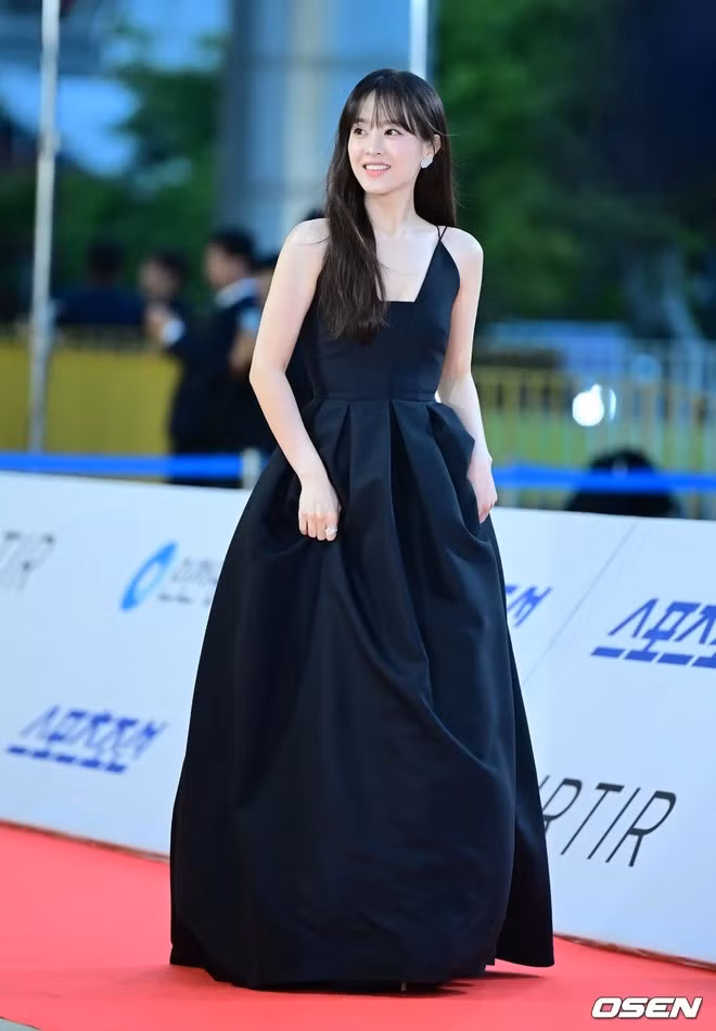"Em gái quốc dân" Park Bo Young giành giải Nữ diễn viên xuất sắc, đồng thời tác phẩm Chút nắng ấm mỗi ngày của cô giành giải Phim xuất sắc của năm. "Em gái quốc dân" Park Bo Young giành giải Nữ diễn viên xuất sắc, đồng thời tác phẩm Chút nắng ấm mỗi ngày của cô giành giải Phim xuất sắc của năm.