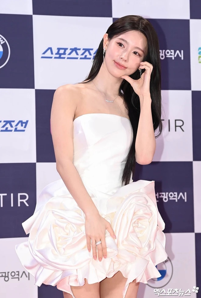 Diễn viên hài Jang Do Yeon nổi tiếng màn tạo dáng lố trên thảm đỏ. Nữ ca sĩ Miyeon (G)I-DLE cũng nổi bật với bộ váy trắng ngắn khoe vóc dáng nổi bật.