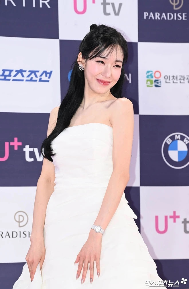 Nữ ca sĩ Tiffany (SNSD) xinh đẹp cũng đang lấn sân sang diễn xuất với các tác phẩm như Cậu út nhà tài phiệt.