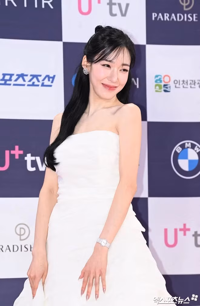 Nữ ca sĩ Tiffany (SNSD) xinh đẹp cũng đang lấn sân sang diễn xuất với các tác phẩm như Cậu út nhà tài phiệt. Nữ ca sĩ Tiffany (SNSD) xinh đẹp cũng đang lấn sân sang diễn xuất với các tác phẩm như Cậu út nhà tài phiệt.
