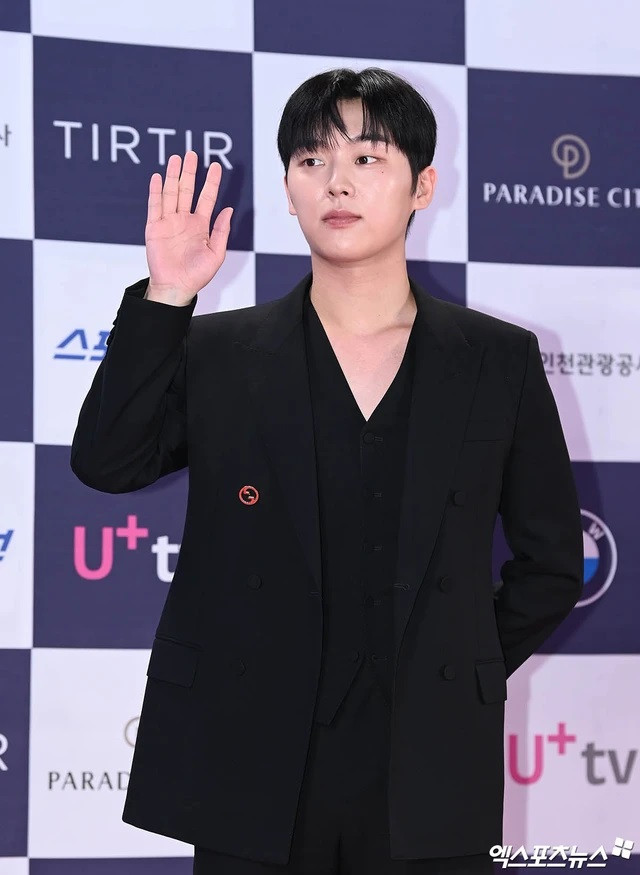 Ryu Jun Yeol (trái) tái xuất lễ trao giải Rồng Xanh sau lùm xùm tình ái tay ba với Han So Hee - Hyeri. Ngoài ra, lễ trao giải còn có sự góp mặt của nam diễn viên Choi Hyun Wook, nổi tiếng với phim học đường Dưa hấu lấp lánh.