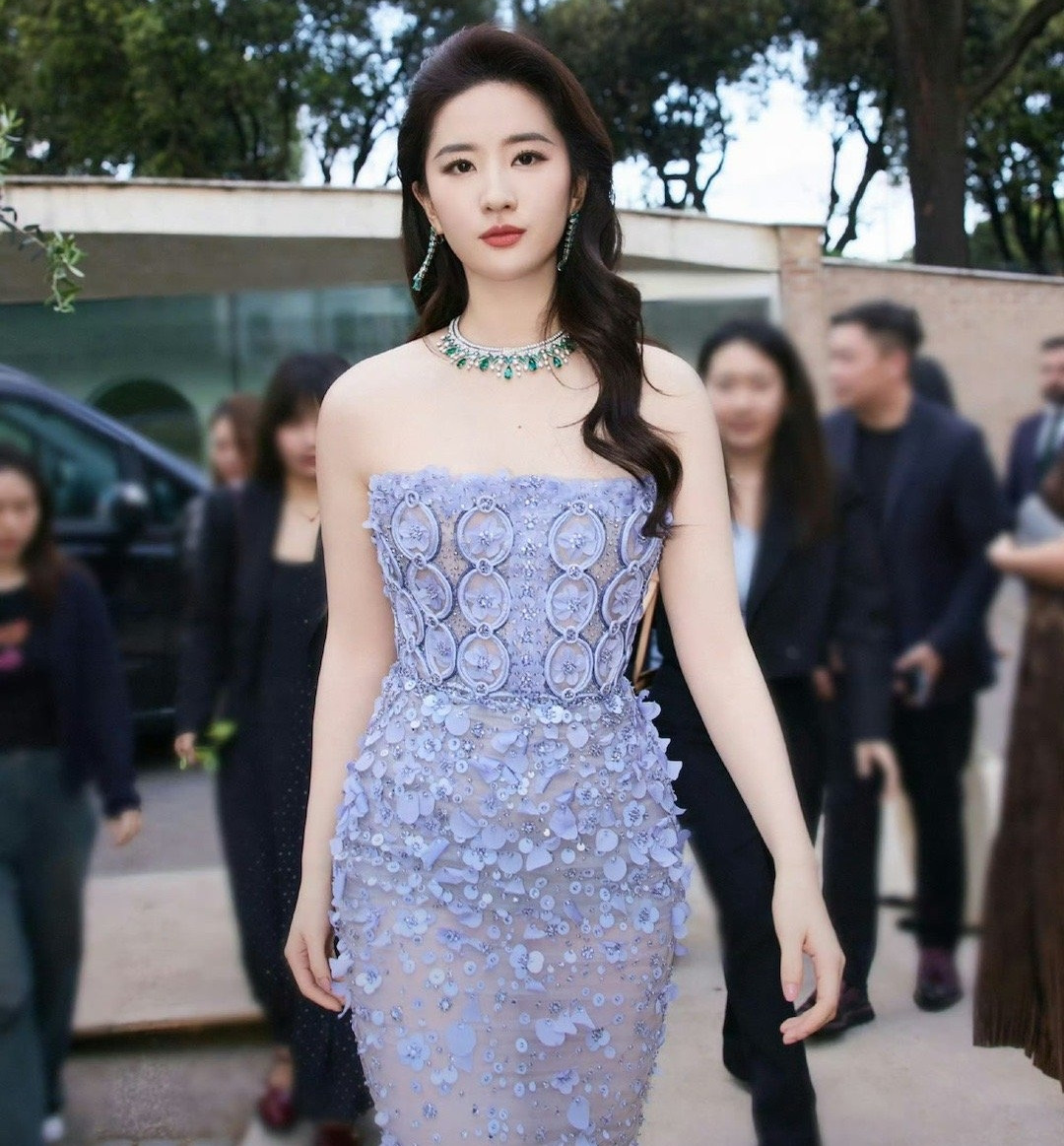 Dù được mệnh danh là thần tiên tỷ tỷ, Lưu Diệc Phi vẫn có khuyết điểm ngoại hình. Cô cũng thừa nhận bản thân dễ tăng cân. Tuy nhiên, ngoại trừ thời gian đóng phim, Lưu Diệc Phi khá thoải mái trong việc tận hưởng cuộc sống và không ăn kiêng. Do đó, nếu lựa chọn trang phục không phù hợp, ngôi sao Thần điêu đại hiệp dễ để lộ vóc dáng kém thon gọn. Mặt khác, đội ngũ quản lý phía sau cô thường mất công chỉnh sửa ảnh để trông nữ diễn viên thanh thoát hơn, vì vậy luôn có tranh cãi hình ảnh Lưu Diệc Phi ngoài đời thực và ảnh được photoshop rất khác nhau. Dù được mệnh danh là thần tiên tỷ tỷ, Lưu Diệc Phi vẫn có khuyết điểm ngoại hình. Cô cũng thừa nhận bản thân dễ tăng cân. Tuy nhiên, ngoại trừ thời gian đóng phim, Lưu Diệc Phi khá thoải mái trong việc tận hưởng cuộc sống và không ăn kiêng. Do đó, nếu lựa chọn trang phục không phù hợp, ngôi sao Thần điêu đại hiệp dễ để lộ vóc dáng kém thon gọn. Mặt khác, đội ngũ quản lý phía sau cô thường mất công chỉnh sửa ảnh để trông nữ diễn viên thanh thoát hơn, vì vậy luôn có tranh cãi hình ảnh Lưu Diệc Phi ngoài đời thực và ảnh được photoshop rất khác nhau.