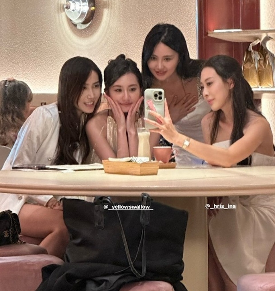 Dàn người đẹp rủ nhau bỏ thi sau đó đi ăn uống, tạm biệt nhau. Dàn người đẹp rủ nhau bỏ thi sau đó đi ăn uống, tạm biệt nhau.