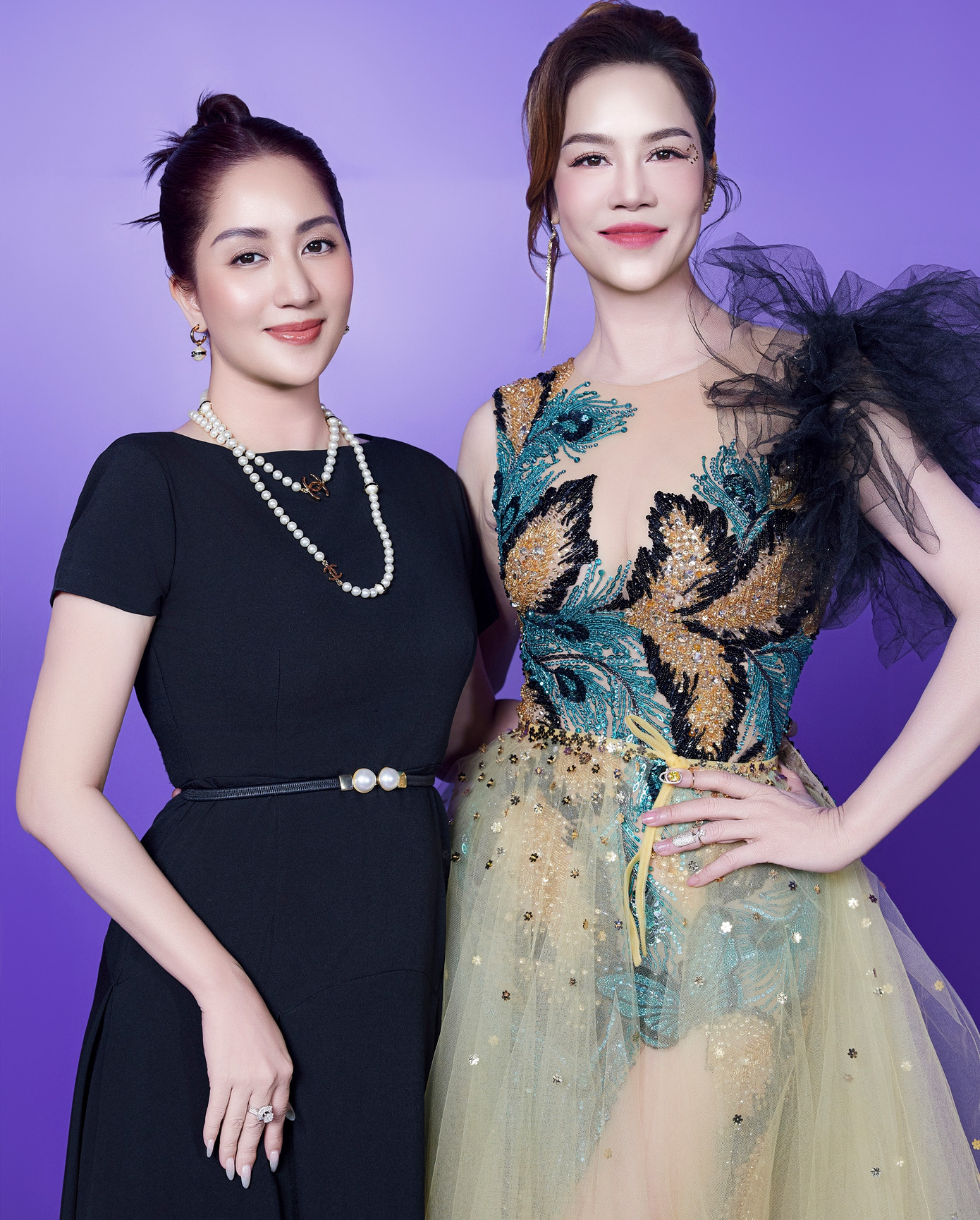 Khánh Thi vất vả giảm cân để có thân hình thon gọn sau khi sinh bé thứ ba. CEO Lý Thùy Chang (áo trắng), vợ trẻ của nam diễn viên Chi Bảo cũng thu hút với sắc đẹp mặn mà. Cô và Chi Bảo đón con thứ hai trong năm nay. Khánh Thi vất vả giảm cân để có thân hình thon gọn sau khi sinh bé thứ ba. CEO Lý Thùy Chang (áo trắng), vợ trẻ của nam diễn viên Chi Bảo cũng thu hút với sắc đẹp mặn mà. Cô và Chi Bảo đón con thứ hai trong năm nay.