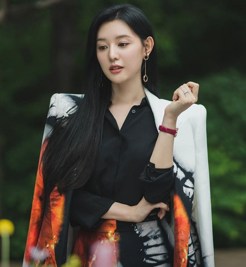 Hiện tại, bộ phim Nữ hoàng nước mắt đang nhận được sự chú ý của đông đảo khán giả. Ngay khi phát sóng, phim đã vào top đầu bảng xếp hạng chương trình ăn khách trên Netflix tại nhiều quốc gia. Tỷ lệ người xem cũng tăng lên nhanh chóng từ 5,9% trong tập 1 lên tới 8,7% trong tập 2. Trong đó, diễn xuất, thần thái của Kim Ji Won chính là điểm sáng của phim.