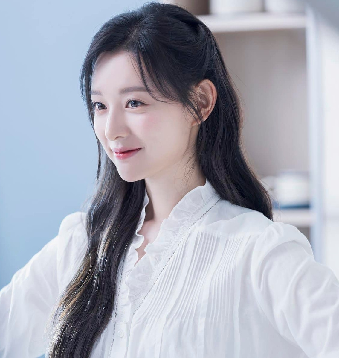 Trong sự nghiệp, Kim Ji Won không chỉ nổi tiếng với vai diễn tiểu thư Yoo Rachel, cô còn được yêu thích với những nhân vật bình dị như Choi Ae Ra trong Thanh xuân vật vã, Lee Eun Oh trong Tình yêu chốn đô thị hay Yeom Mi Jung trong Nhật ký tự do của tôi. Lựa chọn vai diễn đa dạng, diễn xuất chắc tay giúp Kim Ji Won tiến những bước vững chắc trên con đường diễn xuất.
