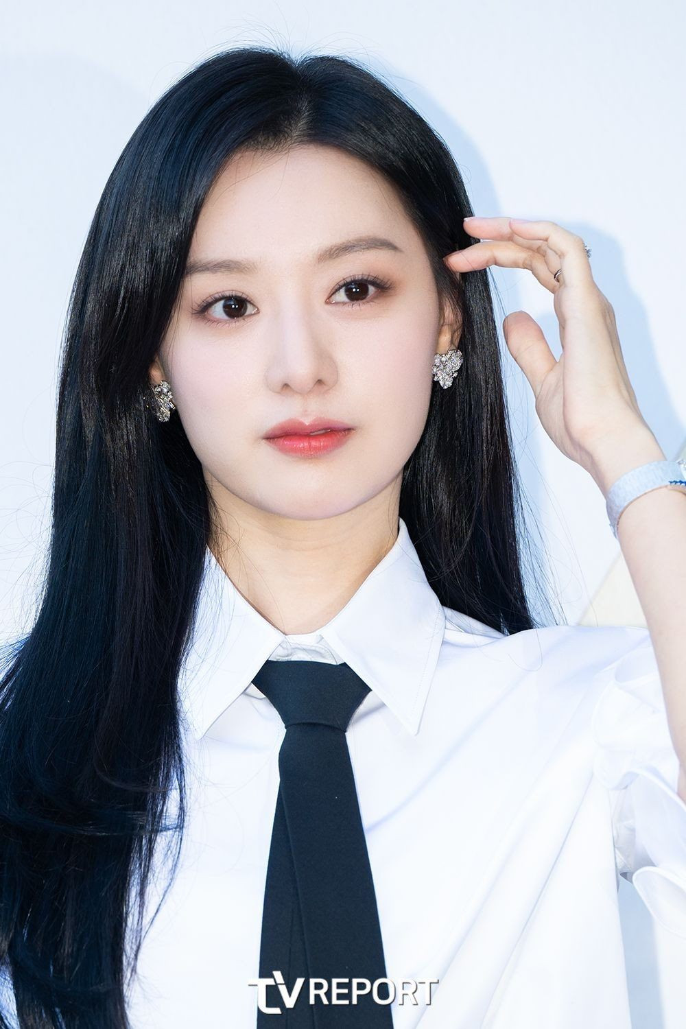 Điểm mạnh của Kim Ji Won còn là khả năng diễn xuất ăn ý với bạn diễn. Thông qua các tác phẩm, khán giả yêu mến những cặp đôi của Kim Ji Won với các đồng nghiệp nam như Park Seo Joon với Thanh xuân vật vã. Thậm chí, khi cô đóng cặp với nam diễn viên hơn nhiều tuổi Son Seok Koo trong dự án Nhật ký tự do của tôi và Jin Goo trong Hậu duệ mặt trời, khán giả cũng yêu thích màn tương tác của họ.