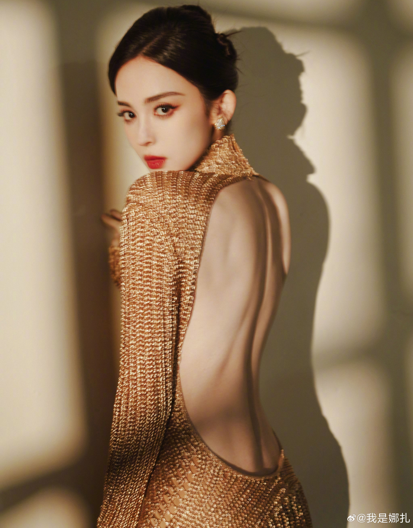 Theo QQ, thực tế trong giới giải trí Hoa ngữ có nhiều người đẹp nhưng thiếu tài năng như Cổ Lực Na Trát. Song, hiếm có ai luôn tự đẩy bản thân vào tình thế gây tranh cãi giống cô. Do đó, Cổ Lực Na Trát luôn bị nhận xét là "người đẹp não rỗng", thiếu chiều sâu. Theo QQ, thực tế trong giới giải trí Hoa ngữ có nhiều người đẹp nhưng thiếu tài năng như Cổ Lực Na Trát. Song, hiếm có ai luôn tự đẩy bản thân vào tình thế gây tranh cãi giống cô. Do đó, Cổ Lực Na Trát luôn bị nhận xét là "người đẹp não rỗng", thiếu chiều sâu.