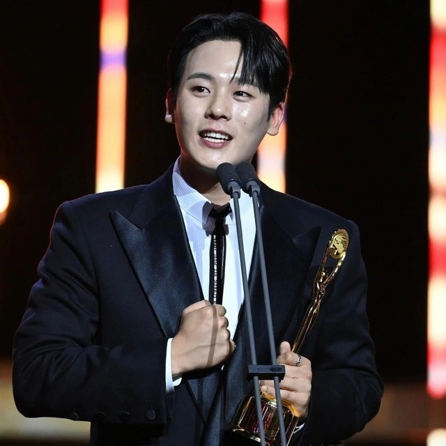 Một lần nữa siêu phẩm Moving được vinh danh với chiến thắng của Lee Jung Ha trong hạng mục Nam diễn viên mới xuất sắc.