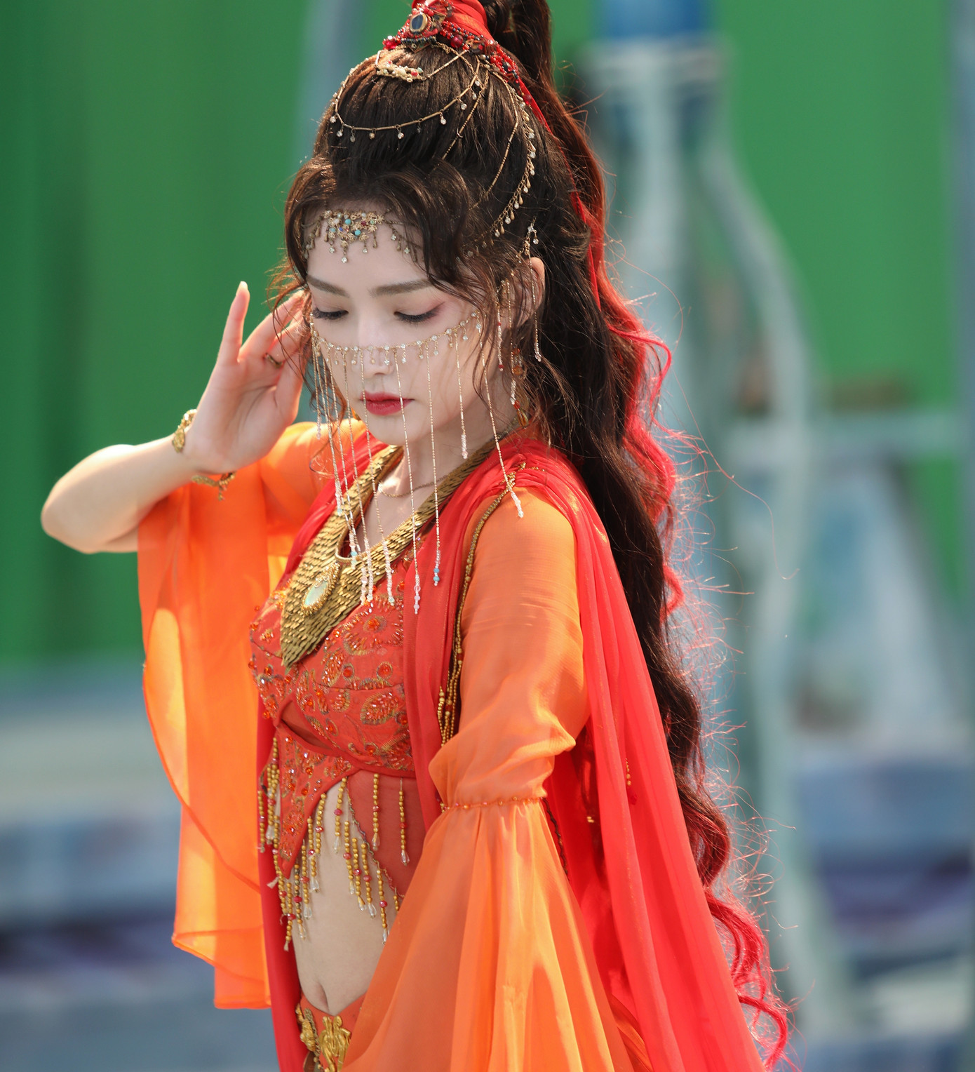 QQ đưa tin nữ diễn viên Gia Nại đang gây chú ý với vai diễn công chúa Sóc Tuyền trong phim cổ trang Tiên kiếm kỳ hiệp 6: Kỳ Kim Triêu. Người đẹp sinh năm 2002 được đánh giá là làm sáng bừng màn hình khi cô xuất hiện. Nhan sắc nổi bật giúp Gia Nại lấn át Ngu Thư Hân khi cả hai đứng chung khung hình.