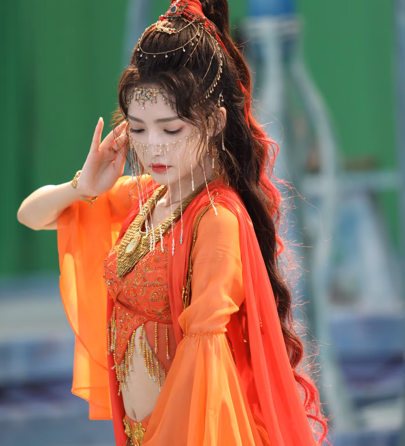 QQ đưa tin nữ diễn viên Gia Nại đang gây chú ý với vai diễn công chúa Sóc Tuyền trong phim cổ trang Tiên kiếm kỳ hiệp 6: Kỳ Kim Triêu. Người đẹp sinh năm 2002 được đánh giá là làm sáng bừng màn hình khi cô xuất hiện. Nhan sắc nổi bật giúp Gia Nại lấn át Ngu Thư Hân khi cả hai đứng chung khung hình.