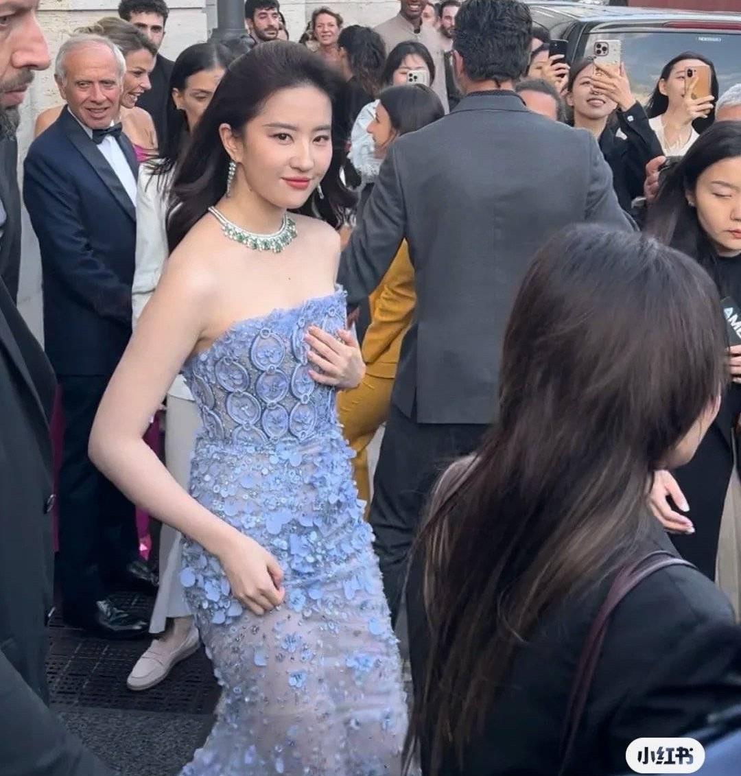 Dù được mệnh danh là thần tiên tỷ tỷ, Lưu Diệc Phi vẫn có khuyết điểm ngoại hình. Cô cũng thừa nhận bản thân dễ tăng cân. Tuy nhiên, ngoại trừ thời gian đóng phim, Lưu Diệc Phi khá thoải mái trong việc tận hưởng cuộc sống và không ăn kiêng. Do đó, nếu lựa chọn trang phục không phù hợp, ngôi sao Thần điêu đại hiệp dễ để lộ vóc dáng kém thon gọn. Mặt khác, đội ngũ quản lý phía sau cô thường mất công chỉnh sửa ảnh để trông nữ diễn viên thanh thoát hơn, vì vậy luôn có tranh cãi hình ảnh Lưu Diệc Phi ngoài đời thực và ảnh được photoshop rất khác nhau. Dù được mệnh danh là thần tiên tỷ tỷ, Lưu Diệc Phi vẫn có khuyết điểm ngoại hình. Cô cũng thừa nhận bản thân dễ tăng cân. Tuy nhiên, ngoại trừ thời gian đóng phim, Lưu Diệc Phi khá thoải mái trong việc tận hưởng cuộc sống và không ăn kiêng. Do đó, nếu lựa chọn trang phục không phù hợp, ngôi sao Thần điêu đại hiệp dễ để lộ vóc dáng kém thon gọn. Mặt khác, đội ngũ quản lý phía sau cô thường mất công chỉnh sửa ảnh để trông nữ diễn viên thanh thoát hơn, vì vậy luôn có tranh cãi hình ảnh Lưu Diệc Phi ngoài đời thực và ảnh được photoshop rất khác nhau.