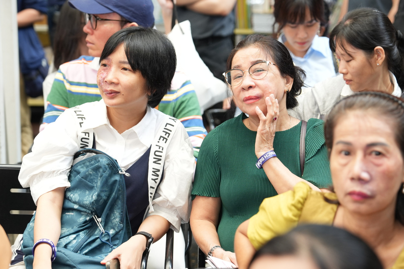 Khách tham quan triển lãm và các bệnh nhân bạch biến tới tham dự sự kiện. Khách tham quan triển lãm và các bệnh nhân bạch biến tới tham dự sự kiện.