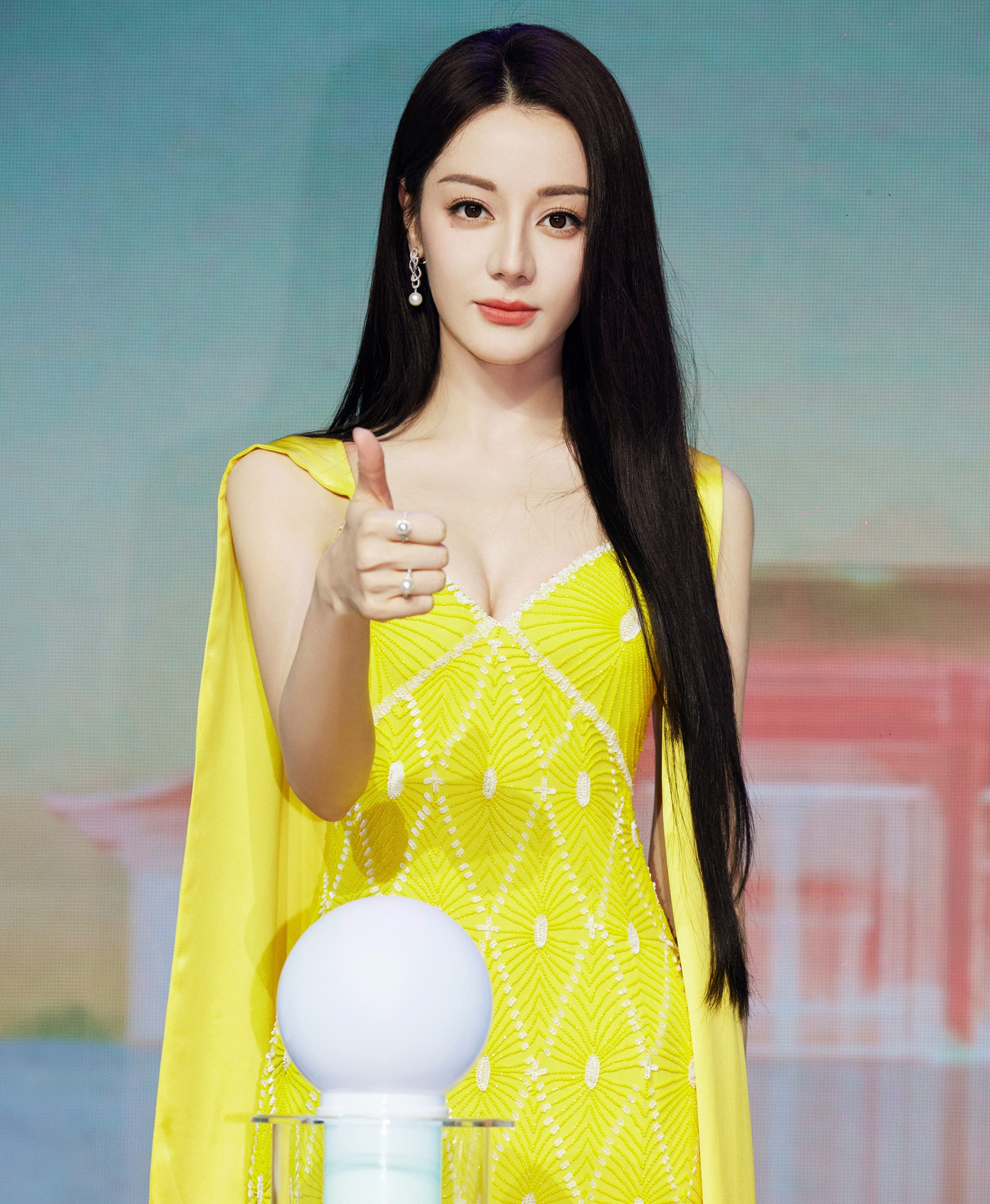 Bộ váy vàng với thiết kế kém thanh thoát, màu sẵn bị chê quê mùa khiến Địch Lệ Nhiệt Ba khó lòng tỏa sáng. Bộ váy vàng với thiết kế kém thanh thoát, màu sẵn bị chê quê mùa khiến Địch Lệ Nhiệt Ba khó lòng tỏa sáng.