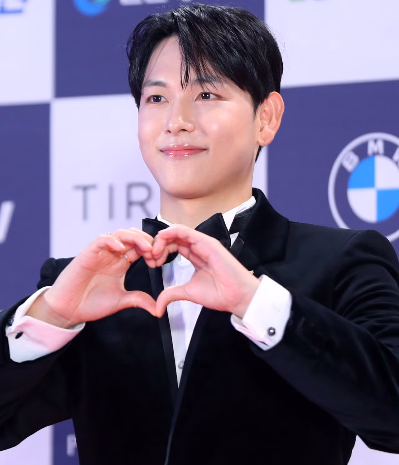 Im Siwan giành giải thị đế - Nam diễn viên chính xuất sắc với màn thể hiện cuốn hút trong phim Boy Hood. Im Siwan giành giải thị đế - Nam diễn viên chính xuất sắc với màn thể hiện cuốn hút trong phim Boy Hood.