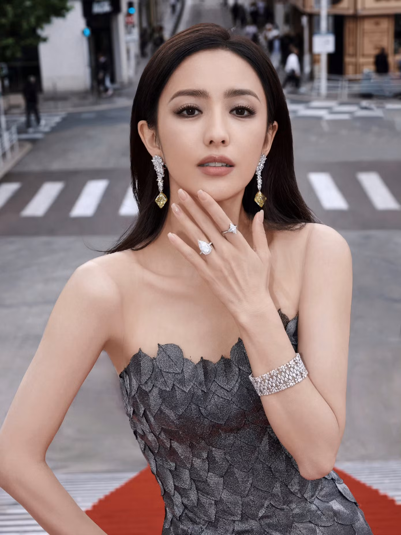 Theo QQ đánh giá nhìn chung trong ngày đầu của LHP Cannes lần thứ 77, các nghệ sĩ Trung Quốc đều thể hiện tốt, tạo hình thảm đỏ đẹp, chưa có ai thực sự nổi bật, song cũng không có ngôi sao nào hành động quá lố nhận chỉ trích của công chúng.