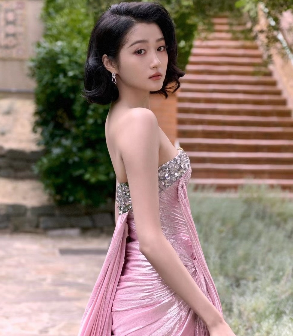 Nữ diễn viên trẻ Quan Hiểu Đồng đã có tới 5 lần bước trên thảm đỏ Cannes. Tuy nhiên, cô đi theo dạng khách mời của nhãn hàng, không có phim tham gia tranh giải. Nữ diễn viên trẻ Quan Hiểu Đồng đã có tới 5 lần bước trên thảm đỏ Cannes. Tuy nhiên, cô đi theo dạng khách mời của nhãn hàng, không có phim tham gia tranh giải.