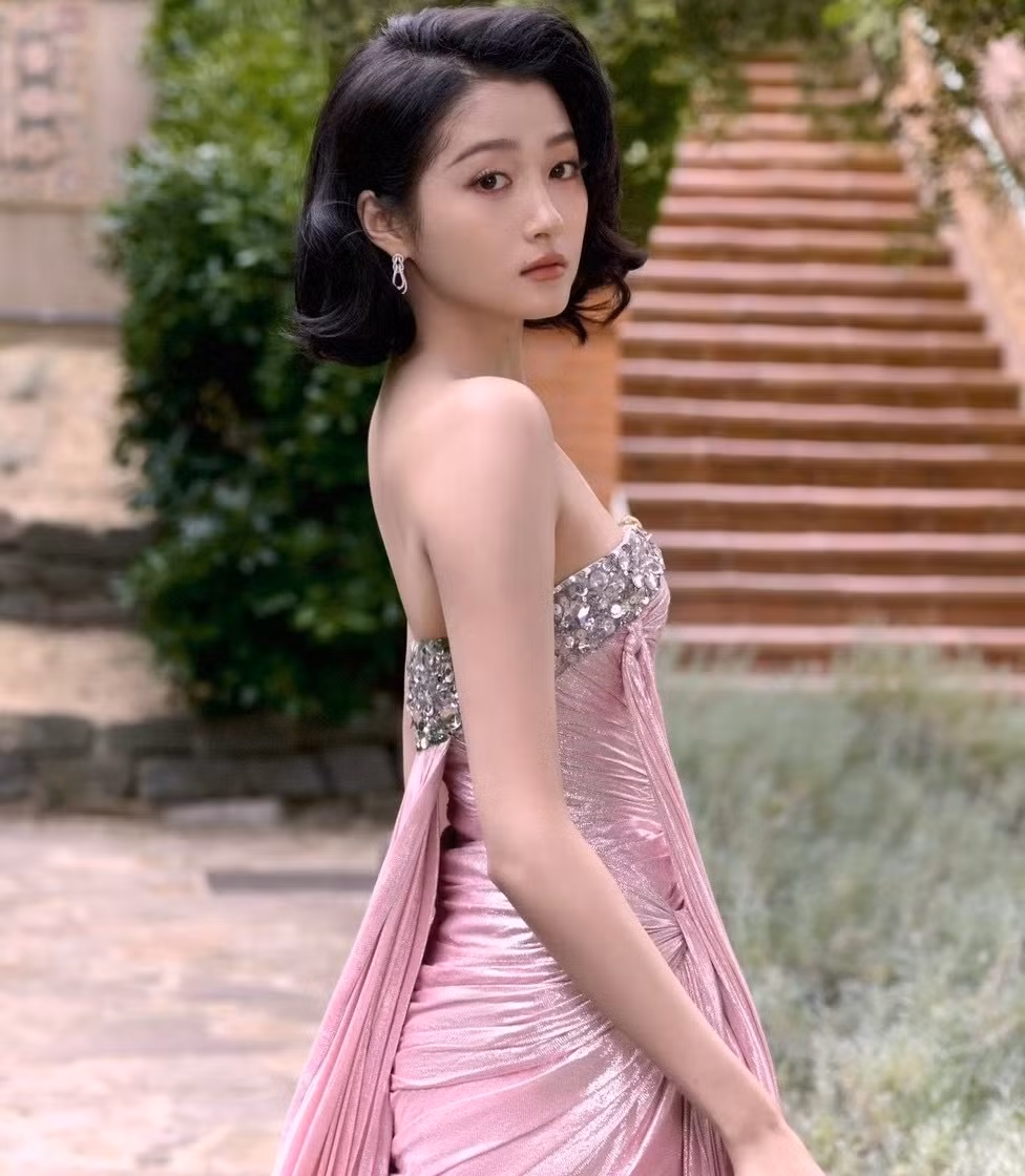 Nữ diễn viên trẻ Quan Hiểu Đồng đã có tới 5 lần bước trên thảm đỏ Cannes. Tuy nhiên, cô đi theo dạng khách mời của nhãn hàng, không có phim tham gia tranh giải.